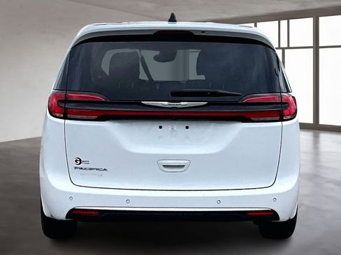Used 2023 Chrysler Pacifica Touring-L FWD image 5