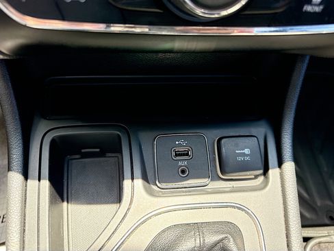Used 2019 Jeep Cherokee Latitude Plus FWD image 28