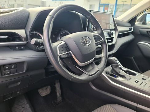Used 2024 Toyota Highlander LE image 8