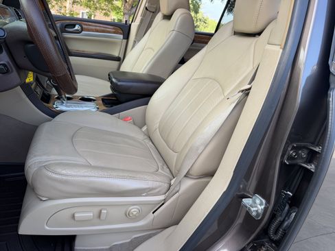 Used 2008 Buick Enclave CXL w/ Entertainment Package #2 FWD image 24