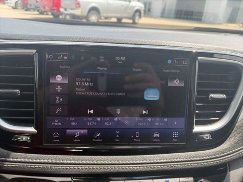 Used 2025 Chrysler Pacifica Limited FWD image 21