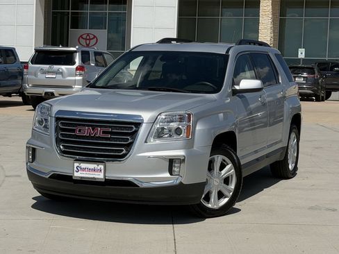 Used 2017 GMC Terrain SLE w/ Driver Alert Package I FWD image 2