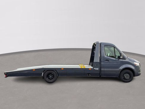 Used 2023 Mercedes-Benz Sprinter 4500 image 4