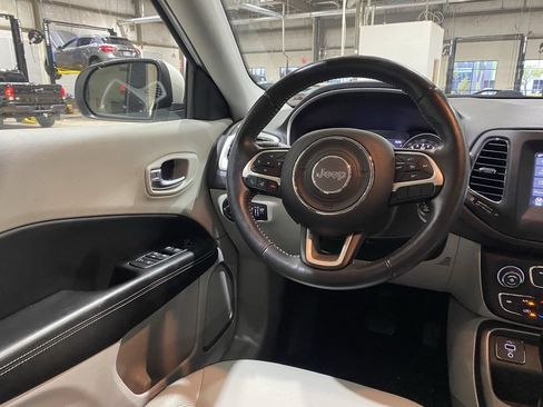 Used 2018 Jeep Compass Latitude w/ Popular Equipment Group FWD image 3