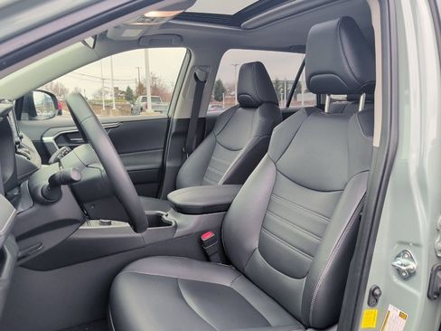 Used 2022 Toyota RAV4 XLE Premium image 12