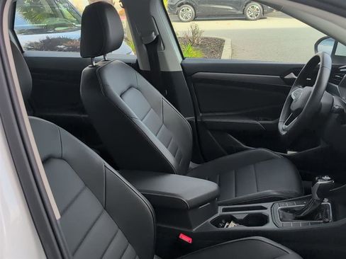 Used 2022 Volkswagen Jetta SE w/ Panoramic Sunroof Package image 15