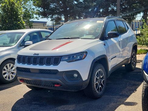 Used 2025 Jeep Compass Trailhawk AWD/4WD image 3