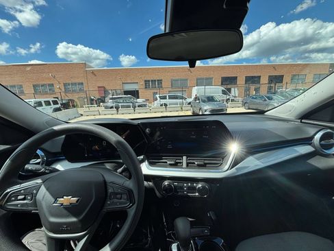 Used 2025 Chevrolet Trax LT FWD image 31