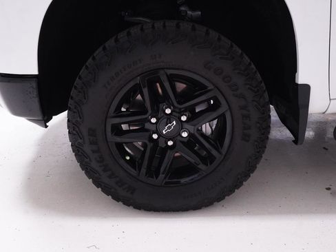 Used 2025 Chevrolet Silverado 1500 LT Trail Boss w/ Convenience Package II AWD/4WD image 9