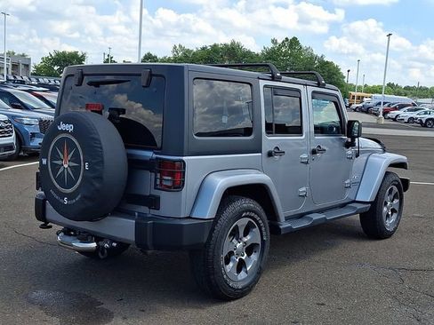 Used 2017 Jeep Wrangler Unlimited Sahara w/ Dual Top Group AWD/4WD image 5