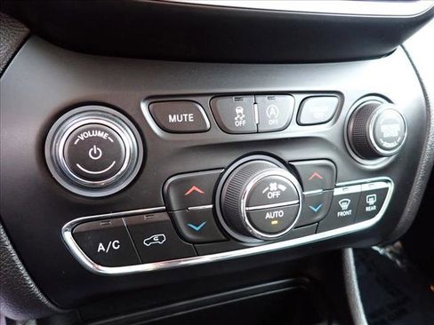 Used 2019 Jeep Cherokee Limited w/ Trailer Tow Group image 21