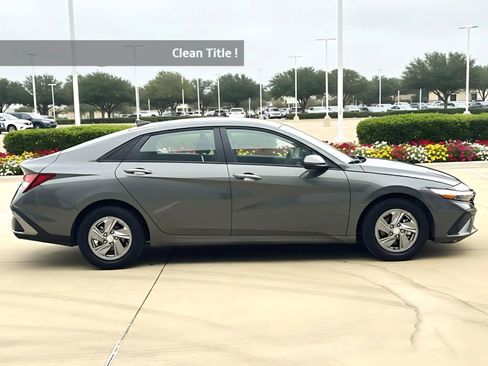 Used 2025 Hyundai Elantra SE image 7