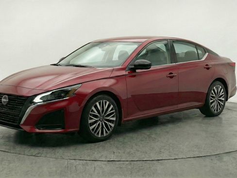Used 2025 Nissan Altima 2.5 SV image 3