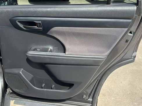 Used 2024 Toyota Highlander LE FWD image 30