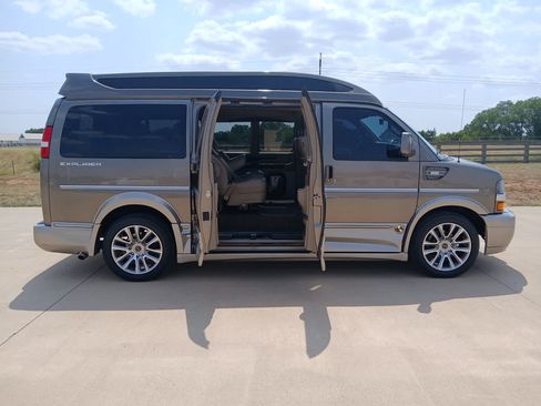 Used 2021 Chevrolet Express 2500 w/ Enhanced Convenience Package RWD image 8