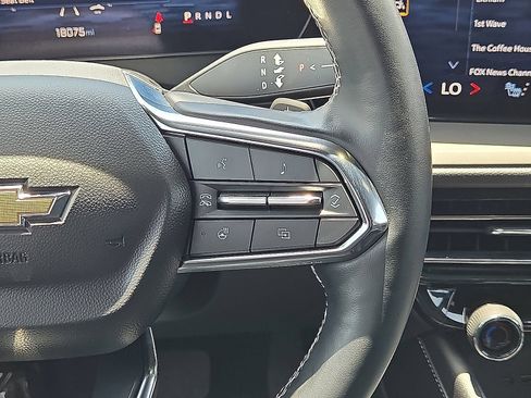 Used 2025 Chevrolet Traverse LT FWD image 21