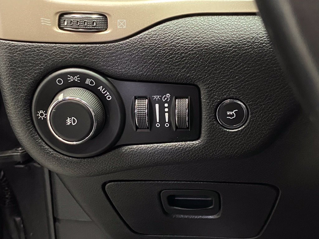 Used 2018 Jeep Cherokee Limited AWD/4WD image 18