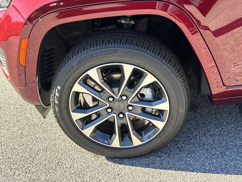New 2025 Jeep Grand Cherokee Overland w/ Luxury Tech Group IV AWD/4WD image 14