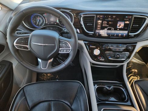 Used 2024 Chrysler Pacifica Limited image 27