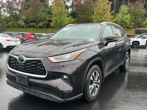 Used 2022 Toyota Highlander XLE AWD/4WD image 1