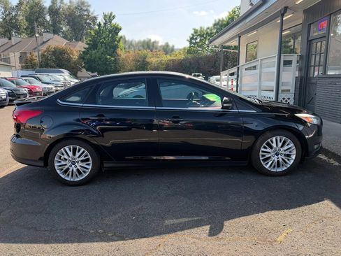 Used 2017 Ford Focus Titanium w/ Titanium Technology Package FWD image 8