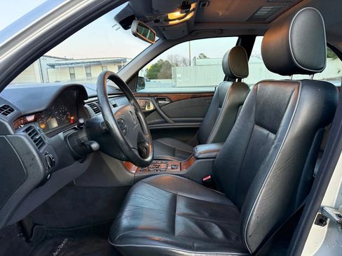 Used 2002 Mercedes-Benz E 320 4MATIC Sedan image 2