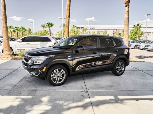 Used 2023 Kia Seltos LX AWD/4WD image 5