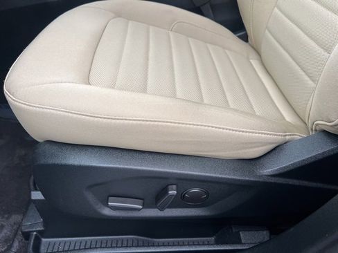 Used 2020 Ford Edge SE image 21