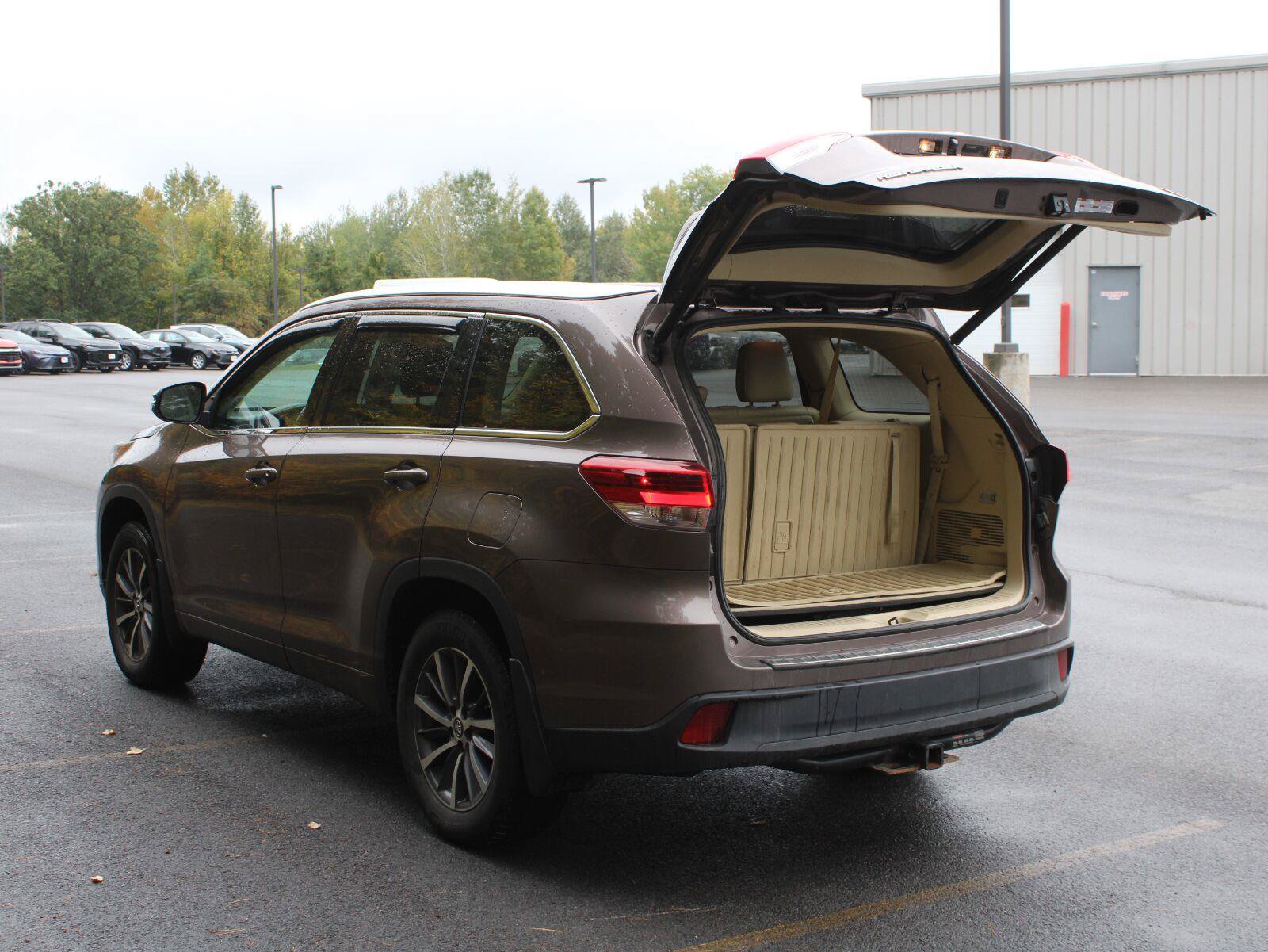 Used 2017 Toyota Highlander XLE AWD/4WD image 7