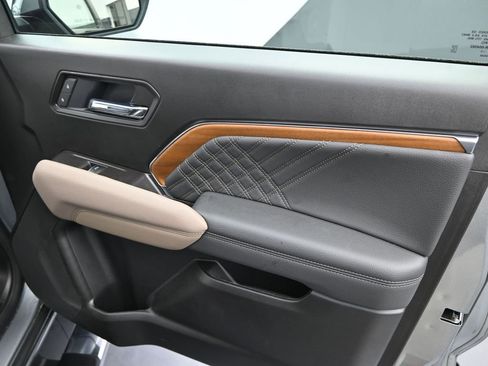 Used 2025 GMC Canyon Denali AWD/4WD image 8