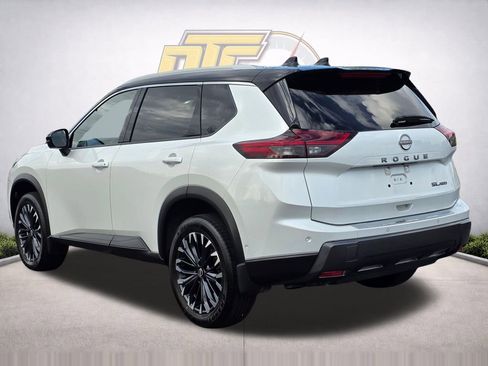 Used 2025 Nissan Rogue SL AWD/4WD image 7