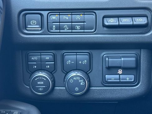 Used 2023 Chevrolet Suburban High Country w/ LPO, Illumination Package AWD/4WD image 38