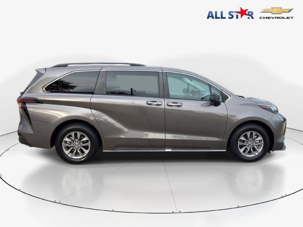 Used 2024 Toyota Sienna XLE FWD image 4