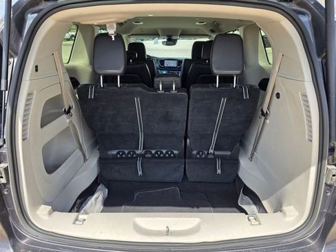 Used 2023 Chrysler Pacifica Touring-L FWD image 10
