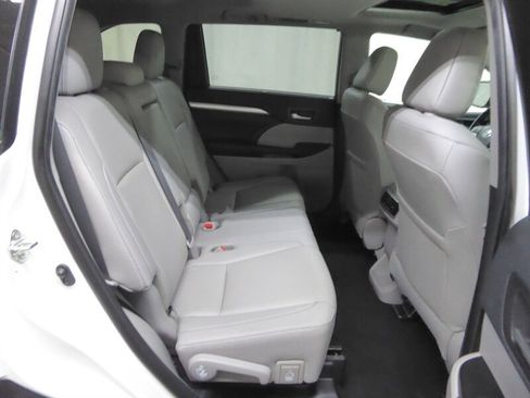 Used 2019 Toyota Highlander XLE AWD/4WD image 31