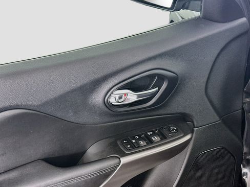 Used 2019 Jeep Cherokee Latitude Plus AWD/4WD image 15