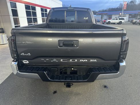 Used 2018 Toyota Tacoma SR5 w/ SR5 Appearance Package (SM) image 7