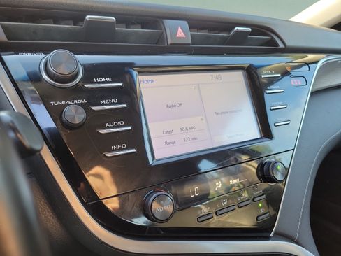 Used 2018 Toyota Camry SE FWD image 18