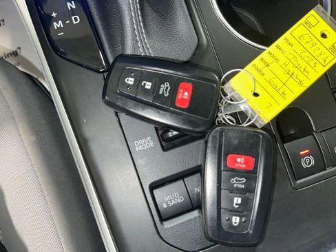 Used 2023 Toyota Highlander LE AWD/4WD image 21
