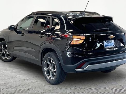 Used 2024 Chevrolet Trax LT w/ Driver Confidence Package FWD image 4