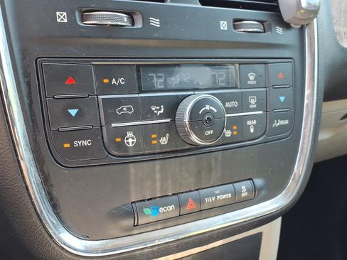 Used 2013 Chrysler Town & Country Touring-L w/ Driver Convenience Group FWD image 16