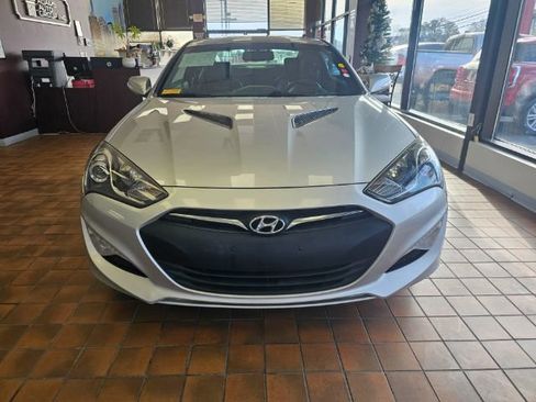 Used 2013 Hyundai Genesis 3.8 image 3