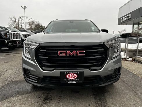 Used 2023 GMC Terrain SLE w/ Driver Convenience Package image 2