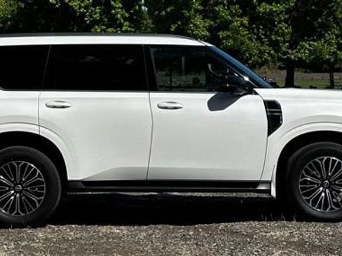 Used 2025 Nissan Armada SL AWD/4WD image 11