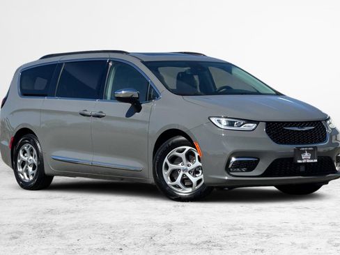 Used 2023 Chrysler Pacifica Limited FWD image 2