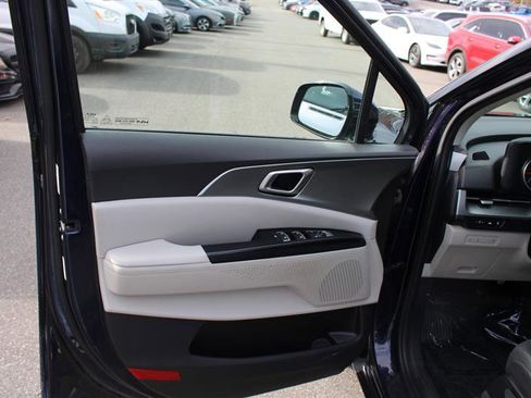 Used 2022 Kia Carnival LX image 12