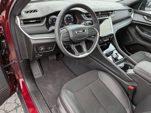 New 2025 Jeep Grand Cherokee Altitude image 11