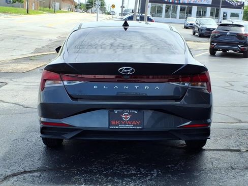 Used 2022 Hyundai Elantra SE FWD image 5