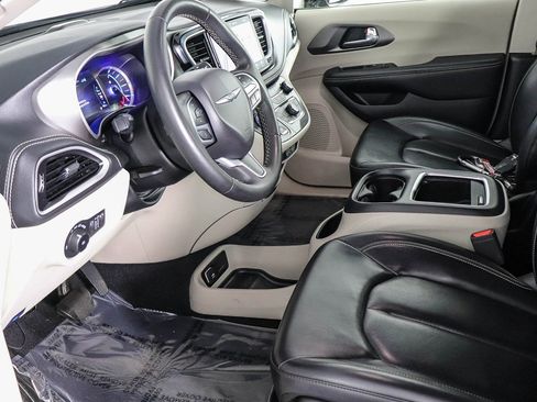 Used 2024 Chrysler Pacifica Select image 17