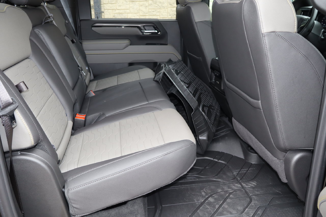 Used 2025 Chevrolet Silverado 2500 ZR2 w/ Technology Package AWD/4WD image 4